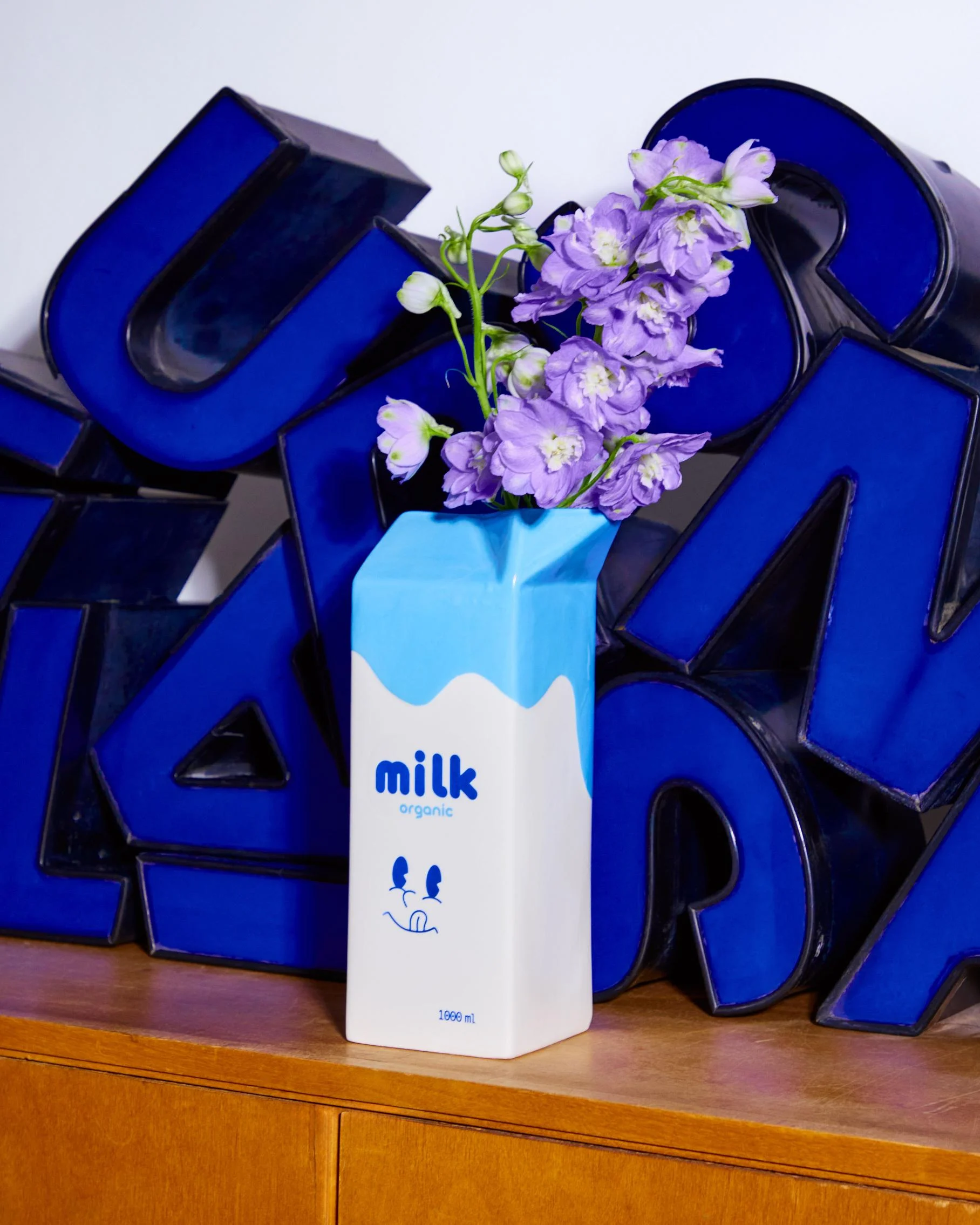 V3 Lm 2025 Fluid Market Milk Vase 023